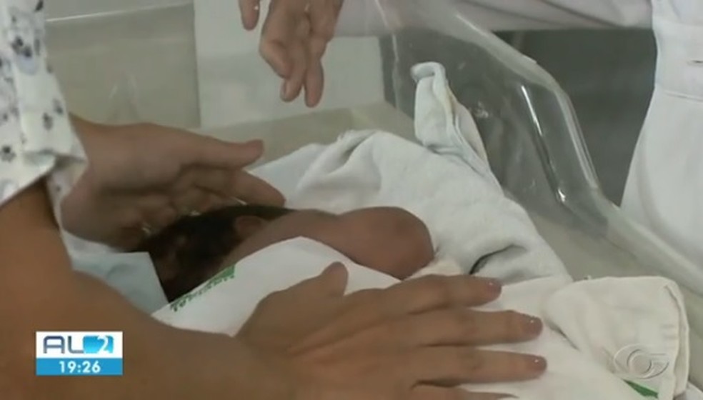 Bebê Davi foi encontrado em sacola de lixo em Maceió, ficou internado e foi transferido para abrigo — Foto: Reprodução/TV Gazeta de Alagoas