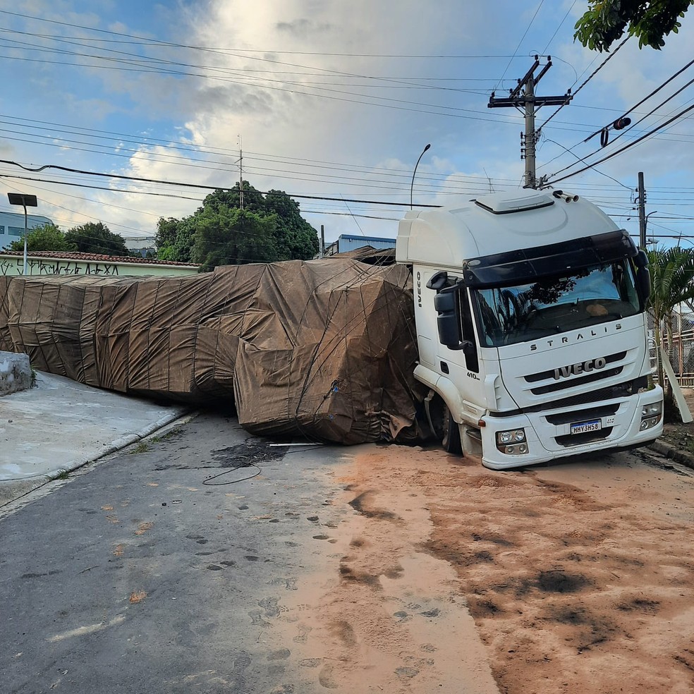 Carreta tombou ao fazer curva em Campinas — Foto: Wesley Justino/EPTV