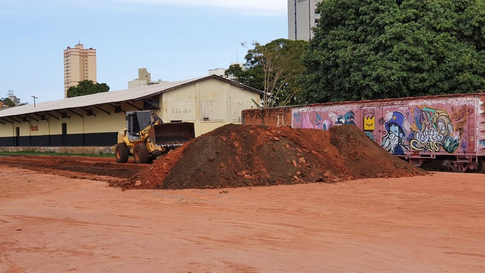 Prefeitura começou a retirar cobertura de terra dos trilhos na Vila Marcondes, em Presidente Prudente (SP) — Foto: Leonardo Bosisio/g1