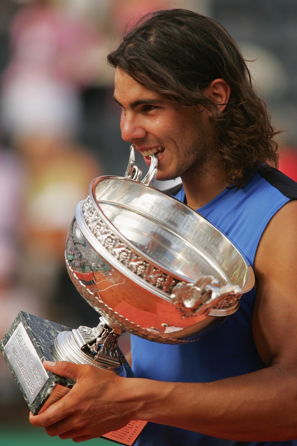 2006 - Nadal leva seu segundo título na França, dessa vez sobre o suíço Roger Federer — Foto: Getty Images 