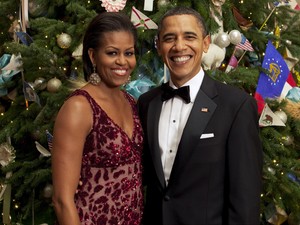 2010 - Michelle Obama e o marido Barack Obama em foto oficial do Natal de 2010 na Casa Branca (Foto: Official White House Photo / Lawrence Jackson)