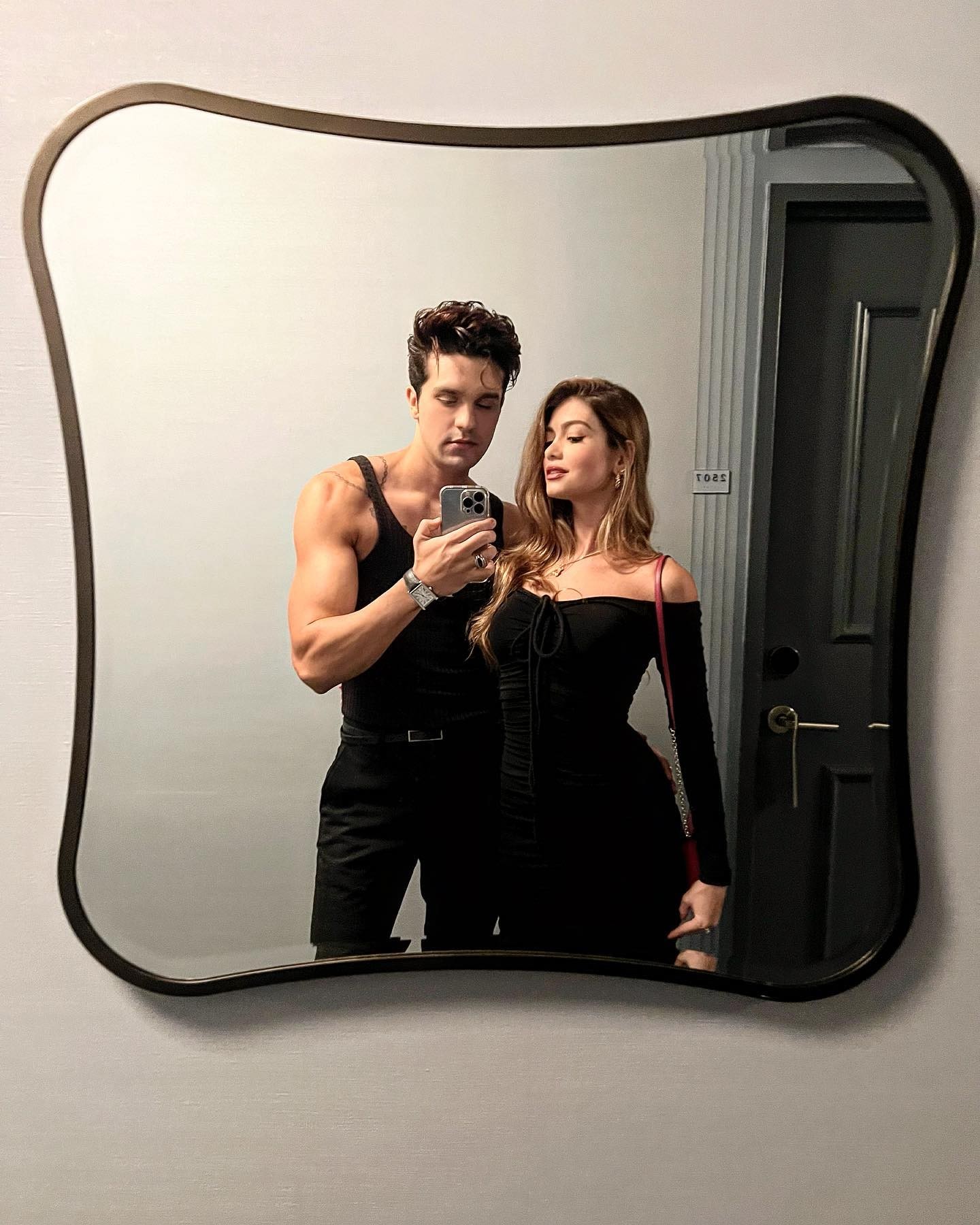 Izabela Cunha publica selfie no espelho com Luan Santana e casal ganha elogios (Foto: Reprodução / Instagram)