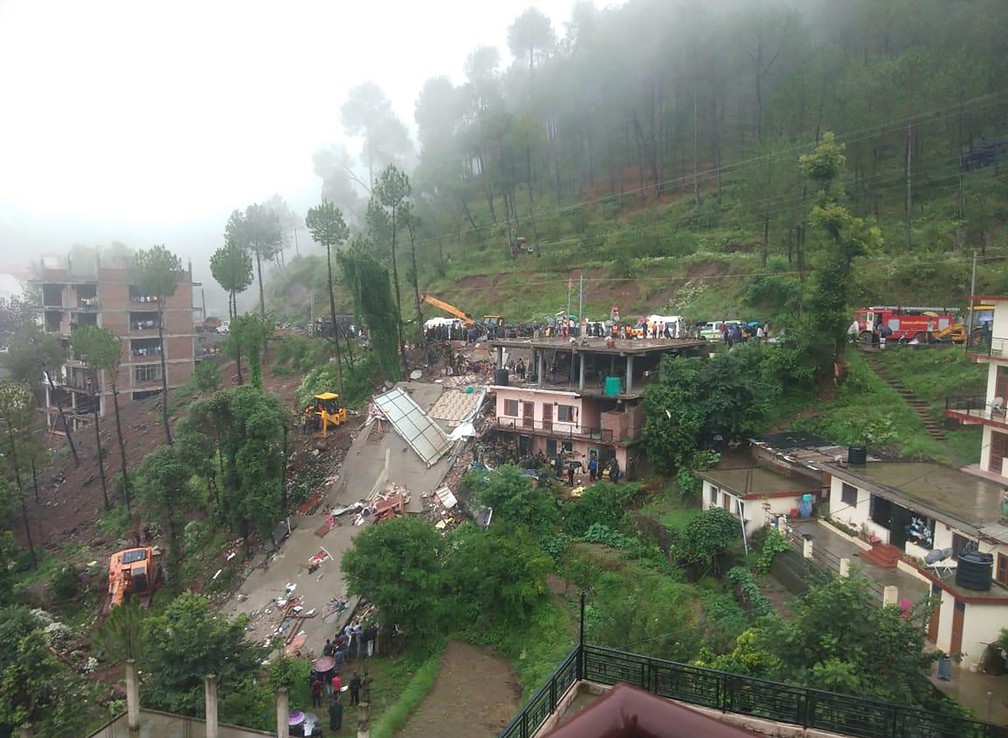 Equipes de resgate trabalham no local em que um prÃ©dio caiu em Kumarhatti, 300km ao norte de Nova DÃ©lhi, na Ã­ndia, depois das chuvas que atingiram o paÃ­s. â Foto: STR / AFP