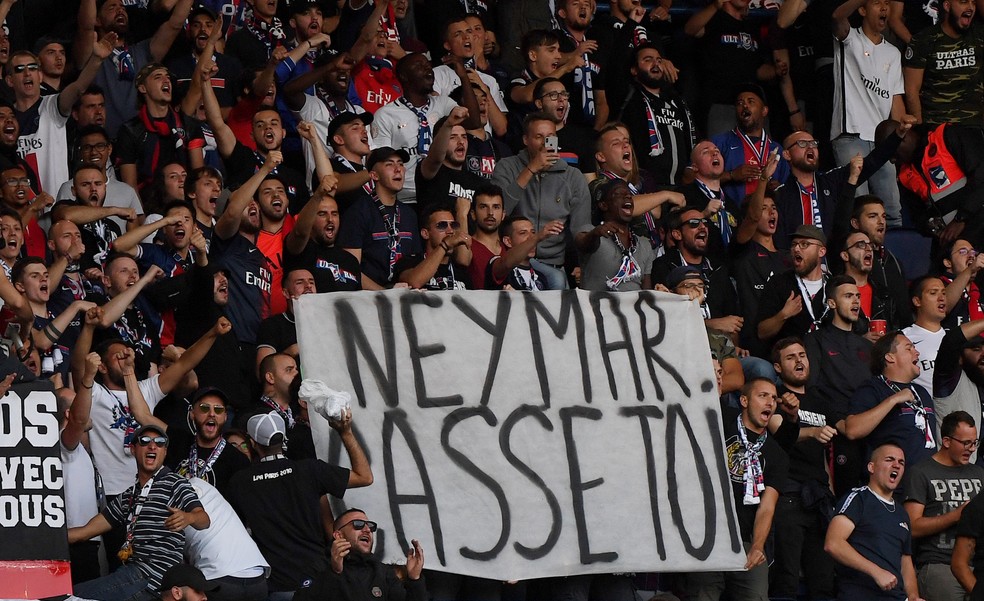 Torcida exibiu faixas com dizeres "Neymar, vaza daqui" — Foto: Franck Fife/AFP