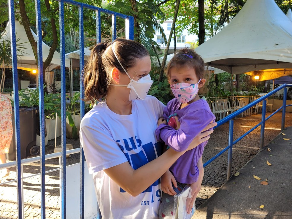 Ana levou Clarice para vacinar — Foto: Cristina Boeckel