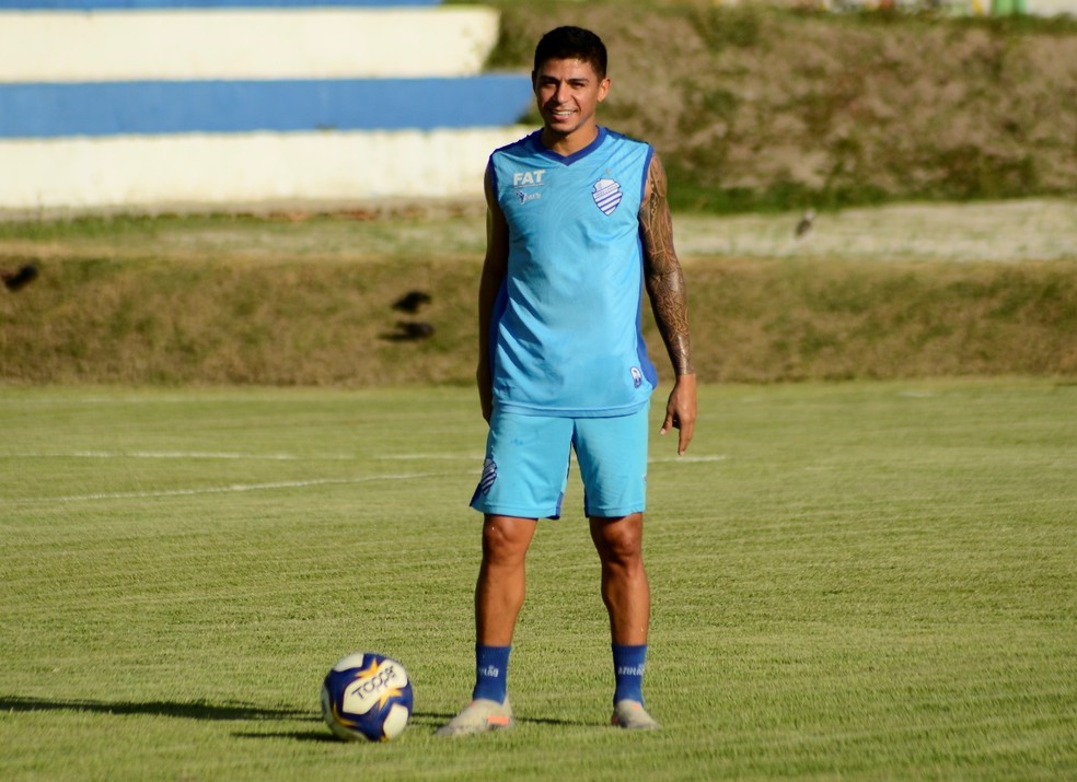 Titular da equipe azulina antes da parada, Renatinho se recupera de uma lesão no joelho — Foto: Augusto Oliveira/Ascom CSA