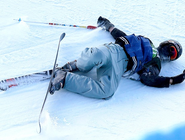 Simon d'Artois sofre queda no esqui durante Grand Prix (Foto: AP)