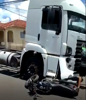 Motociclista morre após ser atingido por caminhão em Santo Antônio de Posse 