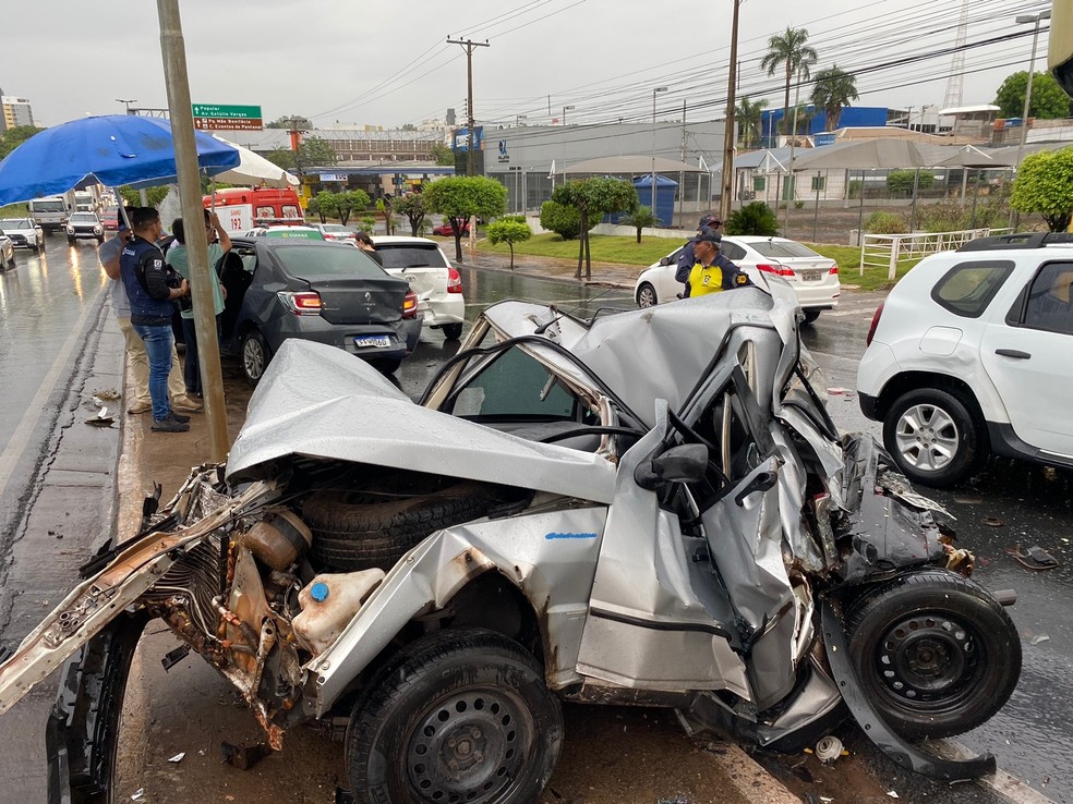 Primeiro carro atingido pelo ônibus ficou destruído — Foto: Luiz Vieira/TVCA