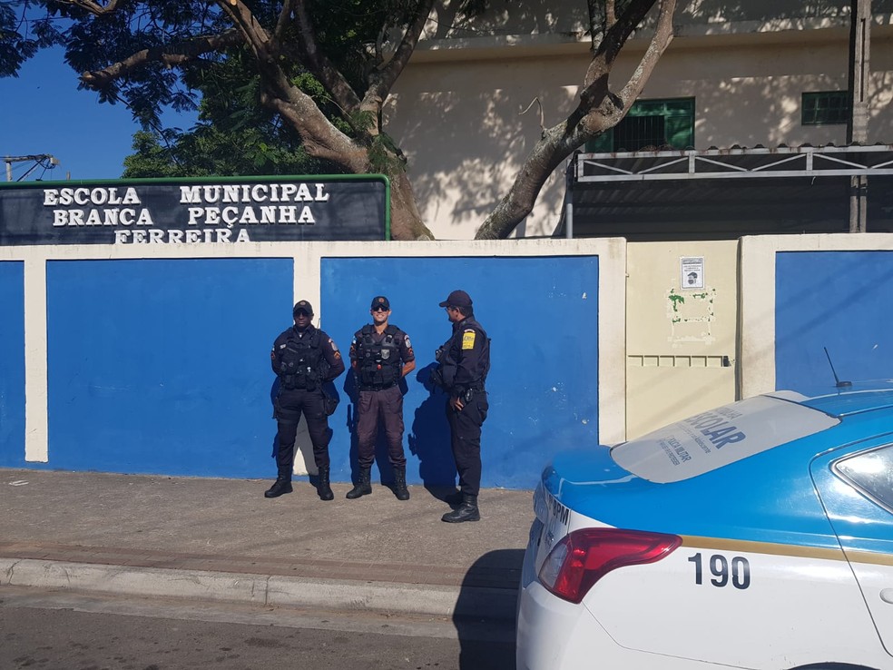 Agentes do 8º Batalhão da PM fazendo a segurança em frente à escola municipal do distrito de Guarus, em Campos  — Foto: 8º BPM/Divulgação