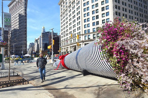 Buquê de flores gigante vira instalação em rua de Nova York (Foto: Divulgação)