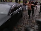Ativistas de topless se jogam sobre carro de ex-diretor-gerente do FMI