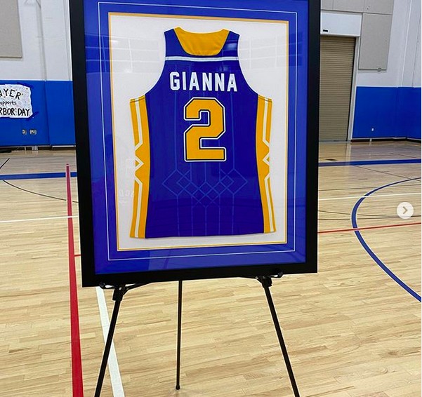 A camisa número 2 de Gianna Bryant enquadrada em um evento em homenagem à filha de 13 anos de Kobe Bryant (Foto: Instagram)