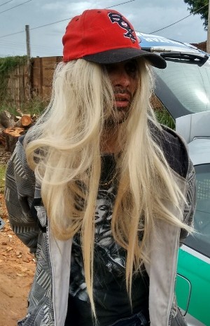 Jovem é preso por realizar roubos usando peruca loira Goiânia Goiás (Foto: Reprodução/TV Anhanguera)