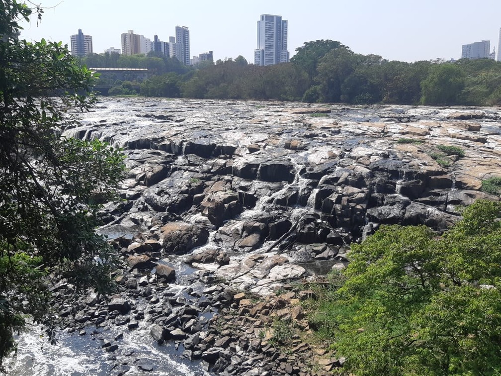Pedras tomam conta do Rio Piracicaba com baixa do nível nesta terça (17 de setembro) — Foto: Edijan Del Santo/EPTV