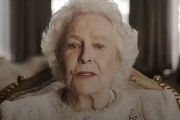 Maggie Sullivun como a rainha Elizabeth II no filme Harry & Meghan: Escaping the Palace (Foto: Reprodução)
