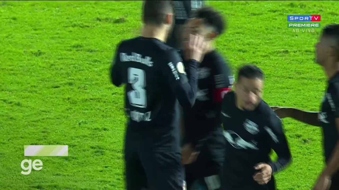 De fora da �rea, Artur marca para o Bragantino contra o Fluminense