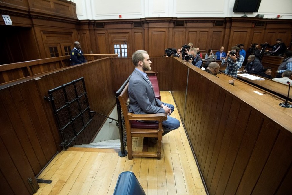 Henri van Breda no tribunal na Cidade do Cabo (Foto: AFP/Rodger Bosch)