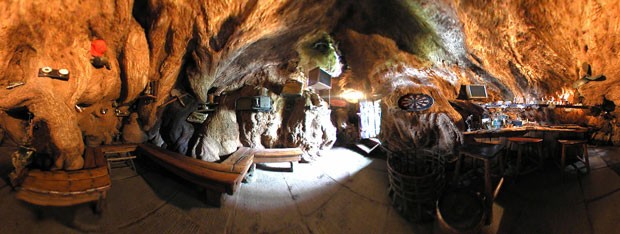 O &#39;Baobab Tree Bar&#39;, que fica no interior do maior baobá do mundo (Foto: Big Baobab/Divulgação)