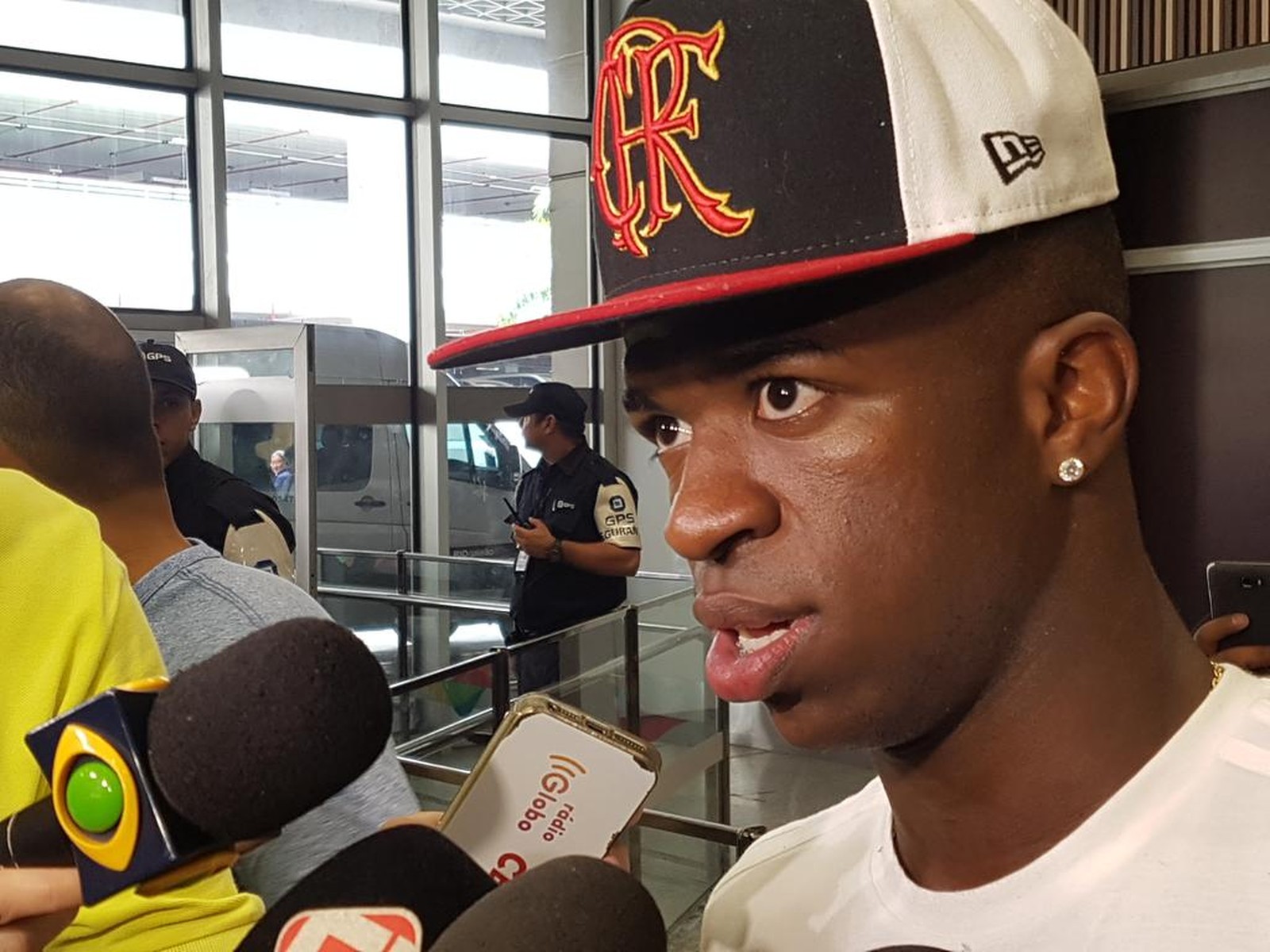 Flamengo volta ao Rio com três pontos na bagagem e Vinicius Junior sob os holofotes