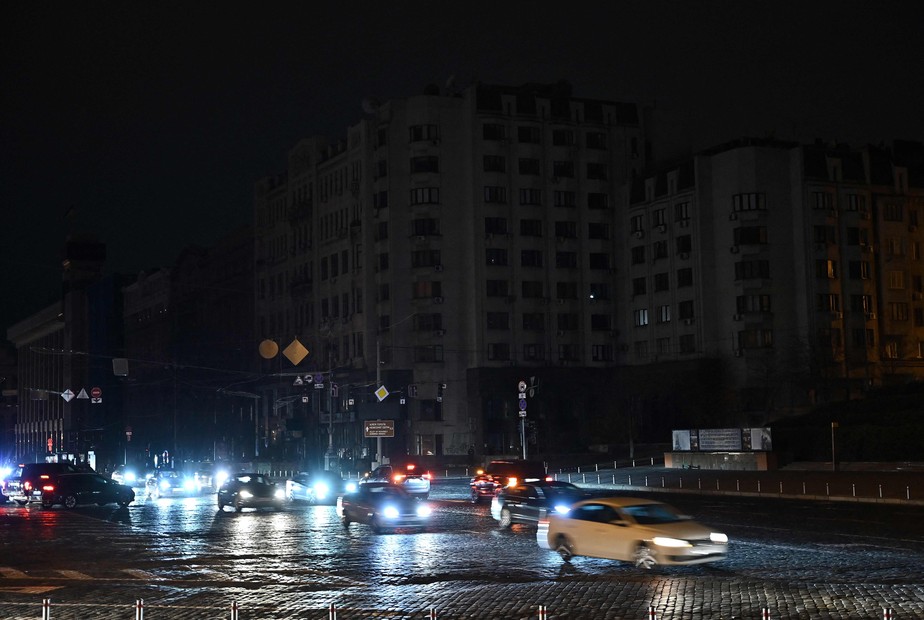 Carros transitam em rua sem luz no centro de Kiev