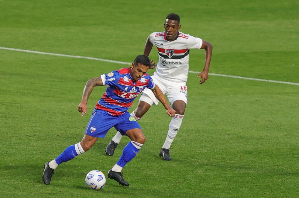 L�o teve boa atua��o individual, mas acabou levando amarelo e fica fora do jogo com o Flamengo � Foto: Marcello Zambrana/AGIF