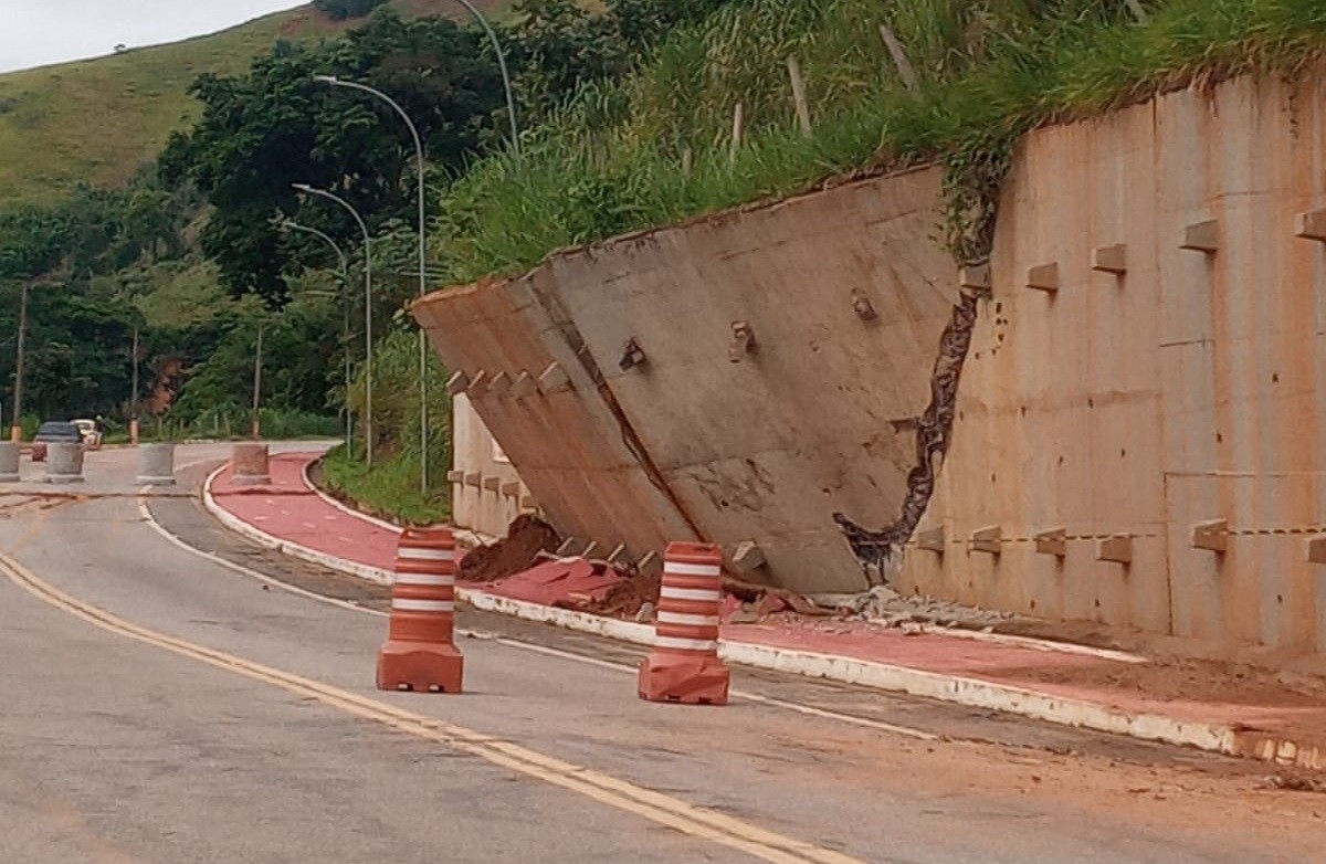 RJ-131, em Levy Gasparian, é liberada em meia pista após risco de queda de muro de contenção
