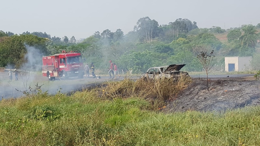 Incêndio destruiu carro em Presidente Venceslau — Foto: Bruno Davi