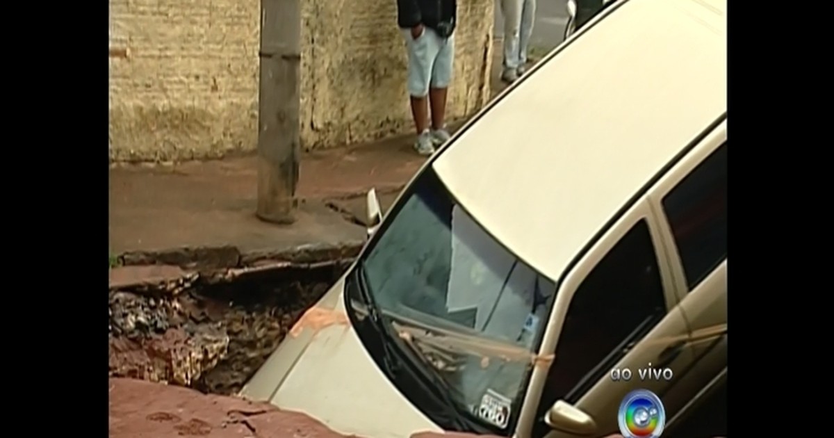 G1 - Buracos atrapalham fluxo de carros em estrada de Sabaúna, em Mogi -  notícias em Mogi das Cruzes e Suzano