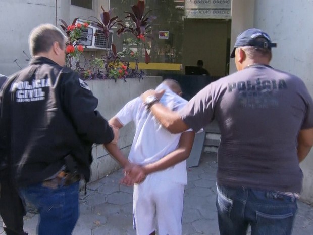O menor suspeito de esfaquear médico na Lagoa foi apreendido em Manguinhos (Foto: Reprodução/TV Globo)