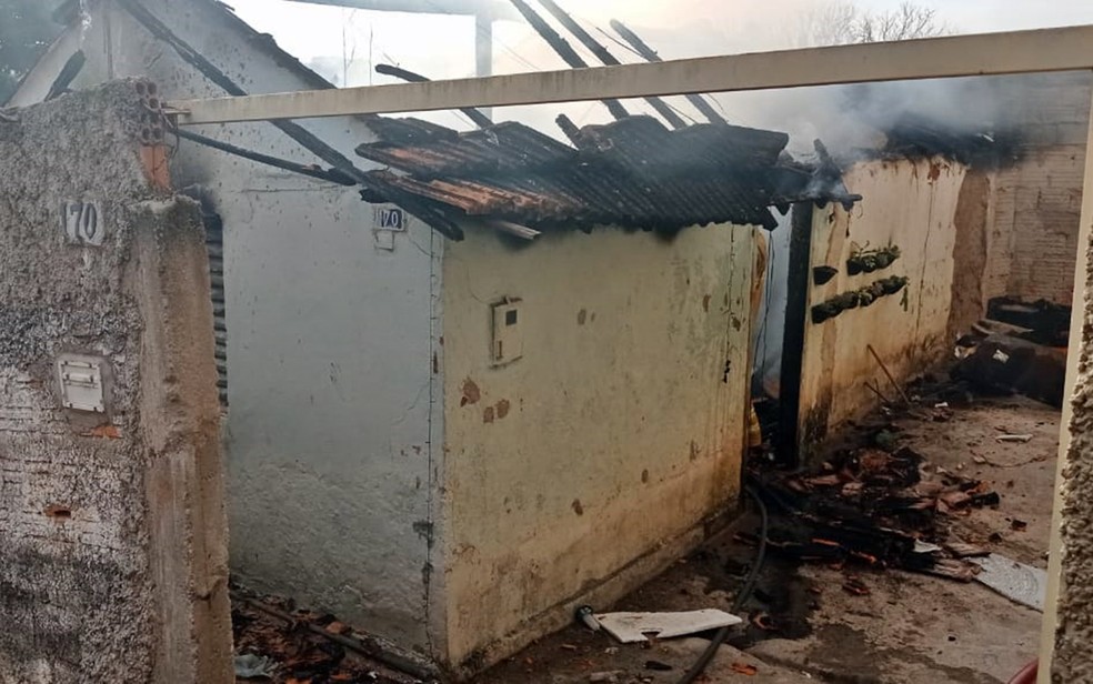Bombeiros salvam pai com três filhos e cachorro de incêndio em residência em Varginha, MG — Foto: Corpo de Bombeiros
