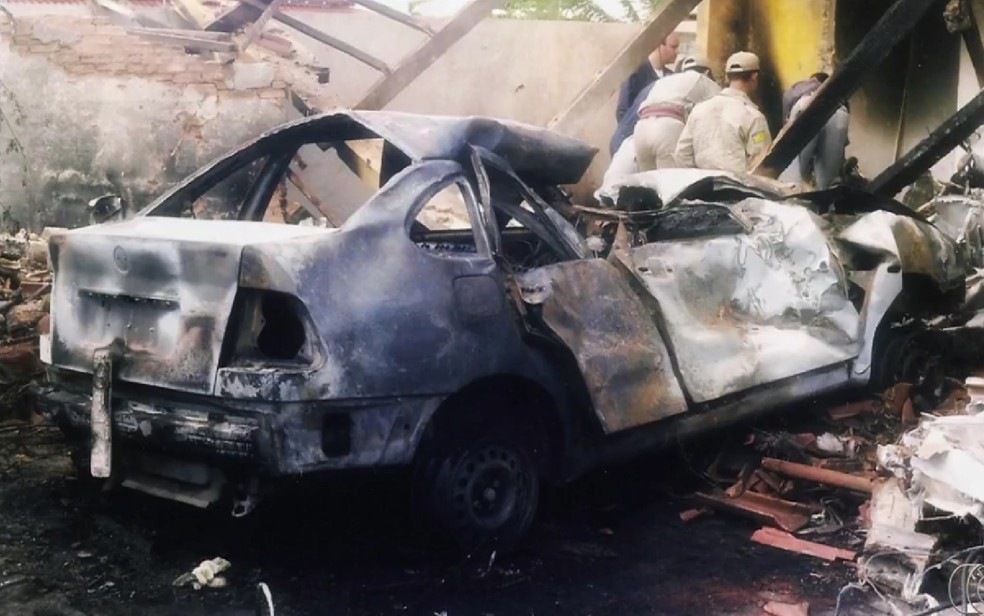 Carro ficou completamente destruÃ­do apÃ³s acidente aÃ©reo, em 1999, em GoiÃ¢nia (Foto: TV Anhanguera/ReproduÃ§Ã£o)