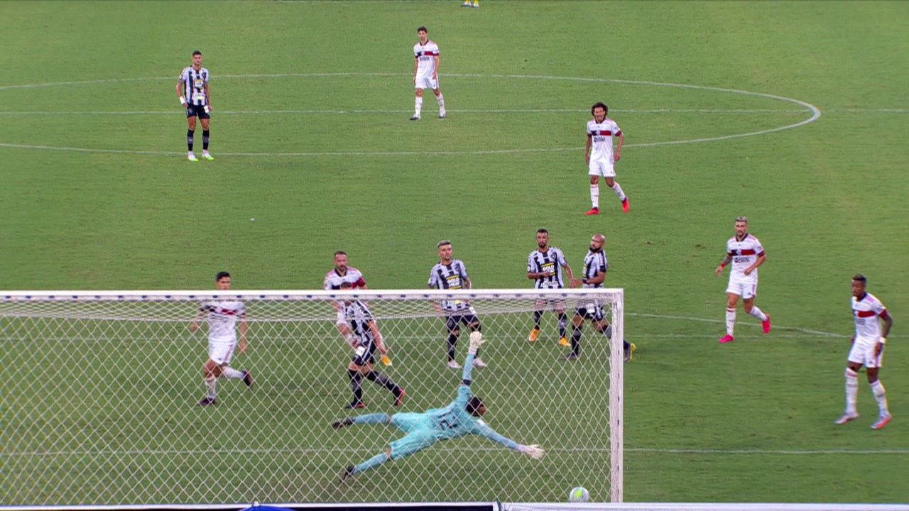 Marcinho erra o passe, e Gérson serve Everton Ribeiro, que marca