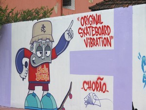 Grafiteiros fizeram desenhos em homenagem a Chorão (Foto: Anna Gabriela Ribeiro/G1)