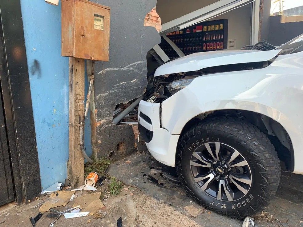 Motorista foge após caminhonete invadir oficina — Foto: Renata Fontoura/Reprodução