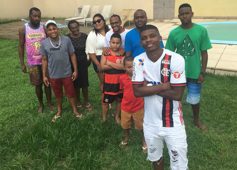 Lincoln, atacante do Flamengo, com a família no Espírito Santo (Foto: Marcella Scaramella/Gazeta Esportes)