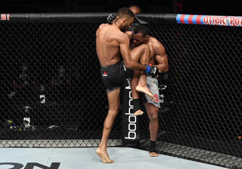 Francisco Massaranduba recebe uma joelhada de Jai Herbert no UFC: Whittaker x Till — Foto: Getty Images