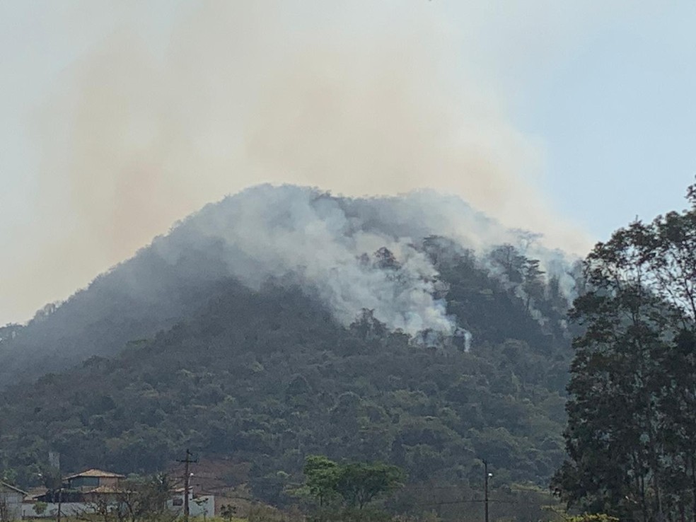 Incêndio atinge área de mata na serra de São Pedro — Foto: Giuliano Tamura/EPTV