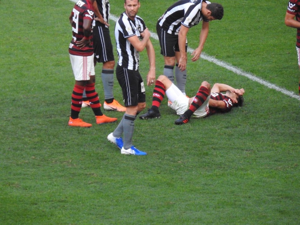 Rodrigo Caio caído no gramado — Foto: Marcelo Baltar