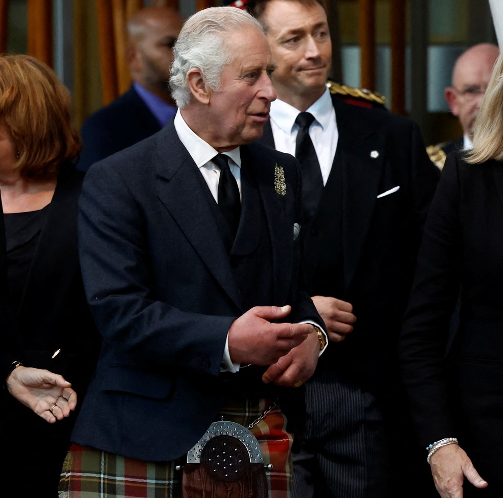 Rei Charles III e Camilla, rainha consorte, são acompanhados pela presidente do parlamento escocês Alison Johnstone  — Foto: Jeff J Mitchell/Pool via REUTERS