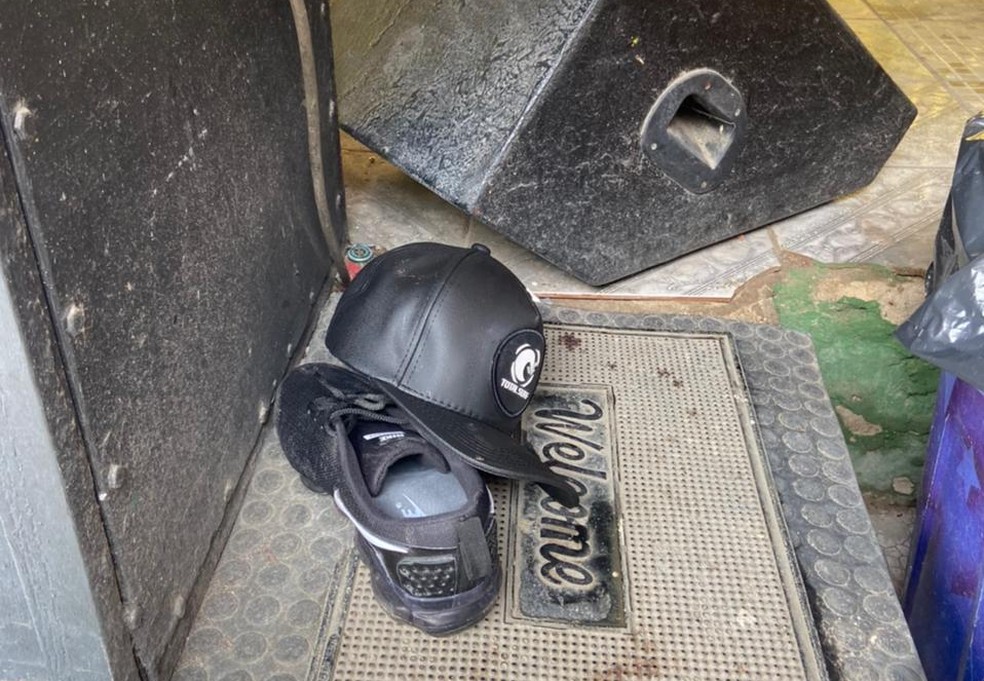 Boné e sapato usados por MC Boco quando foi assassinado ficaram no palco do show que ele fazia — Foto: Nathália Dielú/TV Globo