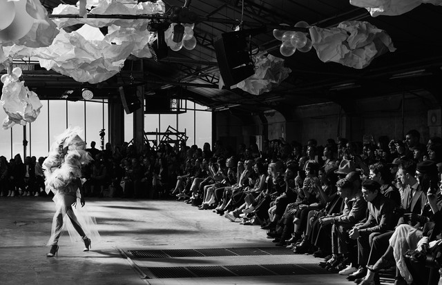 PARIS, FRANCE - SEPTEMBER 29: (EDITORS NOTE: Image has been converted to black and white.) A model walks the runway of the Vivienne Westwood show as part of the Paris Fashion Week Womenswear Spring/Summer 2019 on September 29, 2018 in Paris, France.  (Pho (Foto: Getty Images)