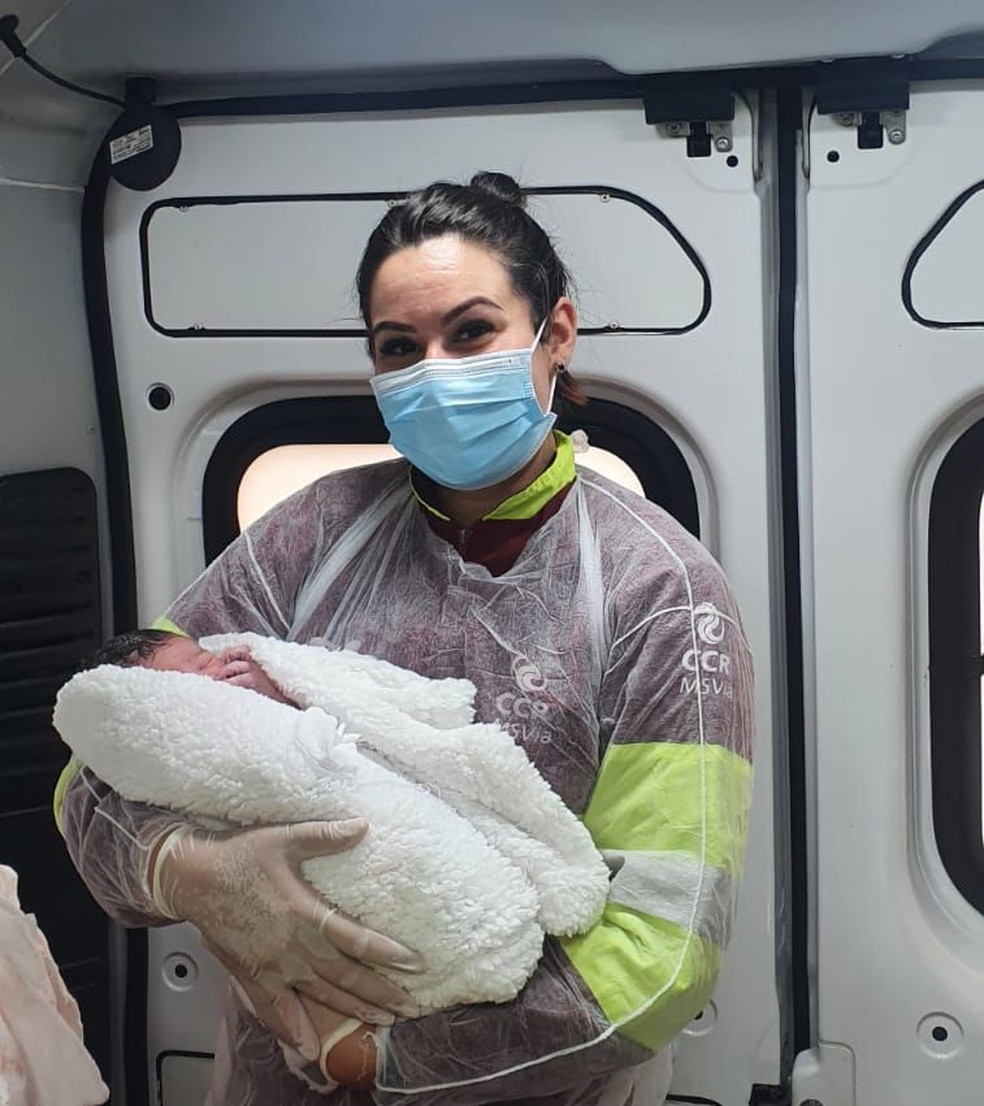 Minutos depois da jovem ter dado à luz a uma menina, dentro do carro, chegou a ambulância da CCR MSVia,  próximo ao anel viário de Campo Grande.  Foto: CCRMSVia/Reprodução