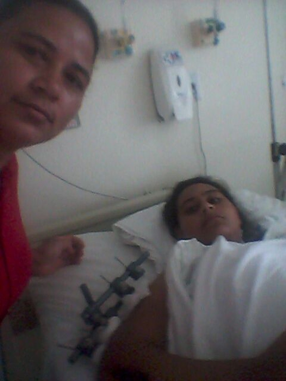 Luciene acompanha a filha que se recupera no Hospital das Clínicas em Botucatu (Foto: Arquivo pessoal)