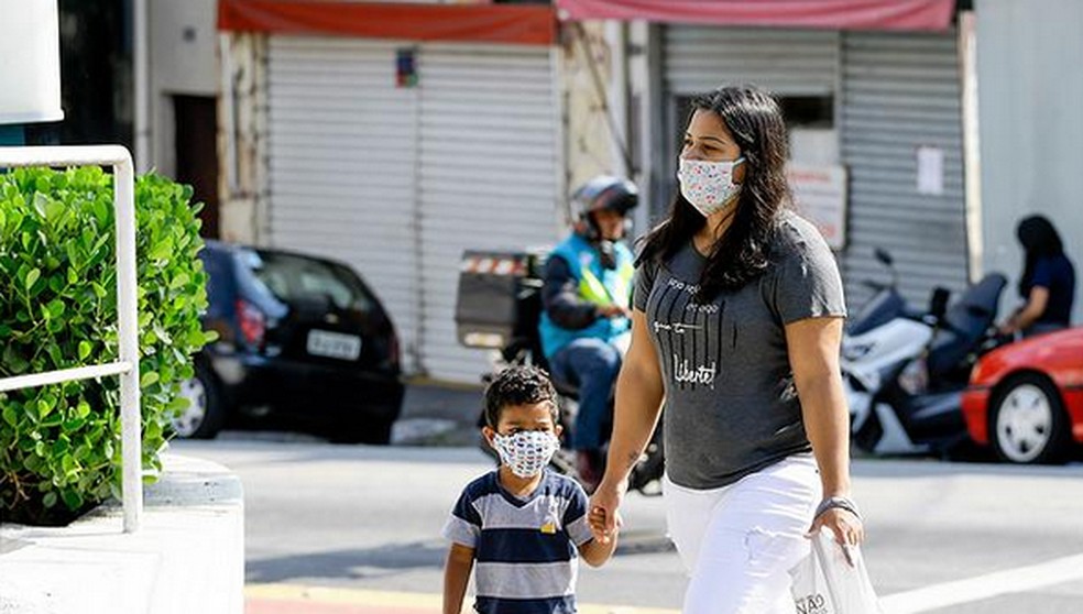 Crianças também precisam usar máscaras de proteção contra o coronavírus — Foto:  Eliane Neves/Fotoarena/Agência O Globo