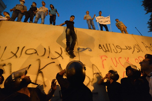 Polícia retira os manifestantes no começo da noite no Cairo. (Foto: KHALED DESOUKI/AFP)