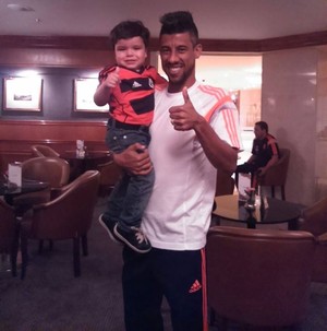 Criança que encantou torcida do Fla realiza sonho de conhecer Léo Moura