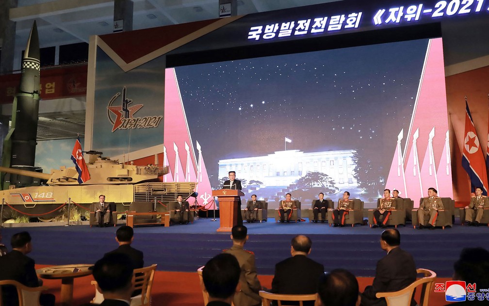 O líder da Coreia do Norte, Kim Jong-un, discursa na cerimônia de abertura da exbição ‘Self-Defence 2021’, em Pyongyang, em 12 de outubro — Foto: STR/KCNA via KNS/AFP 