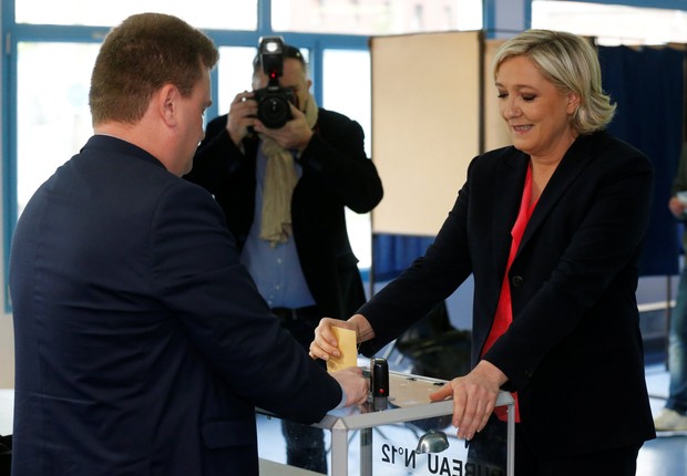 Marine Le Pen votando neste domingo (Foto: Pascal Rossignol/Reuters)