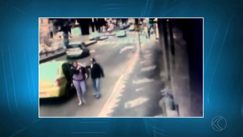 Câmeras de segurança flagraram o momento em que jovem foi agredida por taxista (Foto: Reprodução/TV Integração)